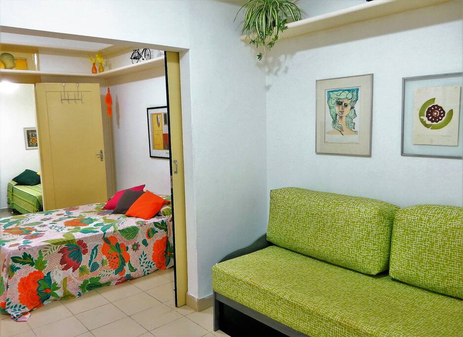 Visão do quarto de casal à partir da sala.