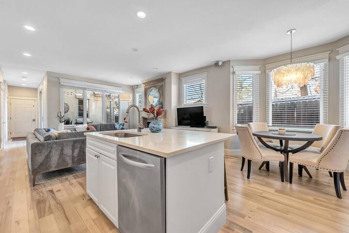 Luxury Retreat: One Block to Washington Park gallery image 5