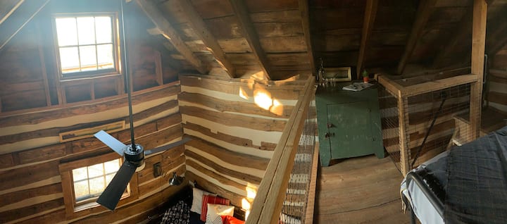 La vue depuis la loft, escaliers raides pour accéder à la mezzanine. Il y a un coffre-fort dans l'armoire verte pour ranger les objets de valeur si nécessaire.