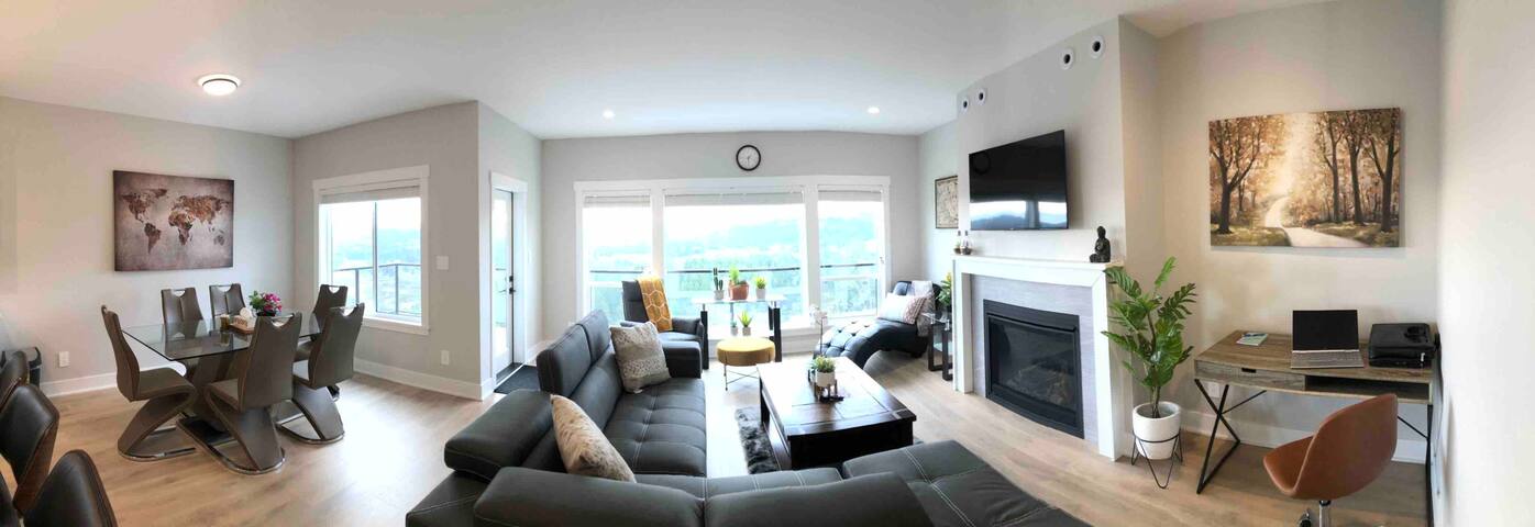 Cheerful 5-bedroom New home with aspectacular view gallery image 4