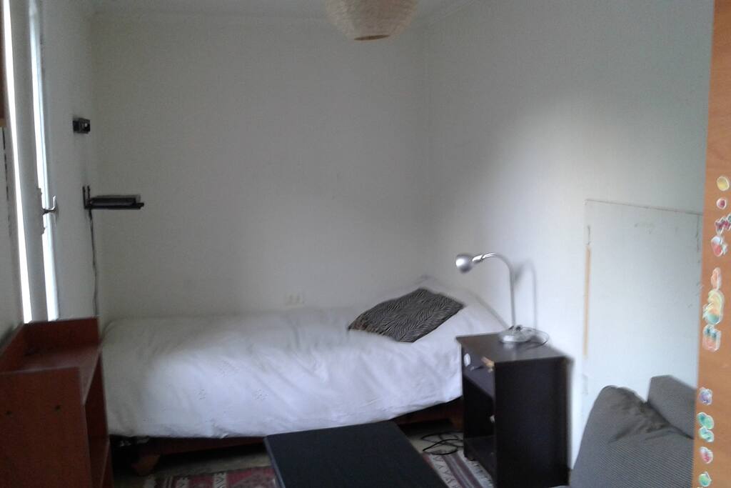Habitación independiente, buena iluminación, da al jardín. Cerca de Universidades y Mall. Movilización a una cuadra.
