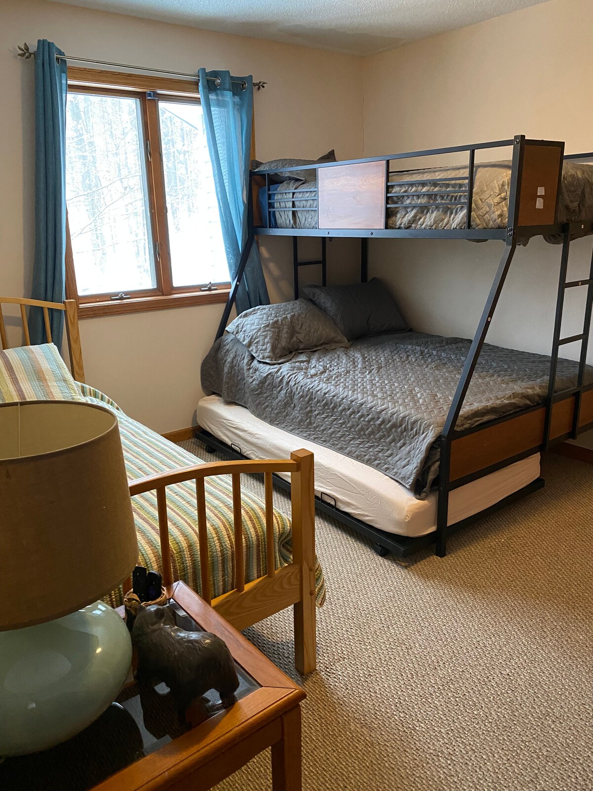 Dhoma e gjumit 3- krevat marinari me një krevat të plotë në fund, binjak në krye dhe me dy trungje. Dyshek shtesë pranë krevatit. Fjetje 5