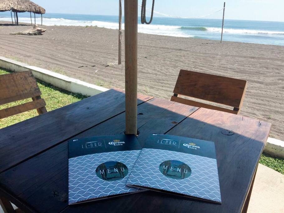 Con un amplio Menu de platos internacionales para cualquier momento del día y con oferta de bebidas preparadas.