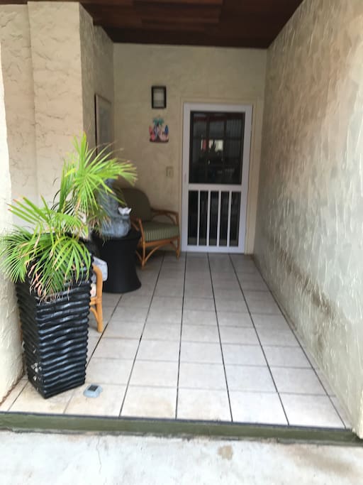 Entry door to one bdrm. Tile
floors thru out.