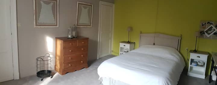 Chumba cha kulala cha 2 kitanda kikubwa cha watu 140 kinachotoa ufikiaji wa chumba cha mtoto kuona zaidi