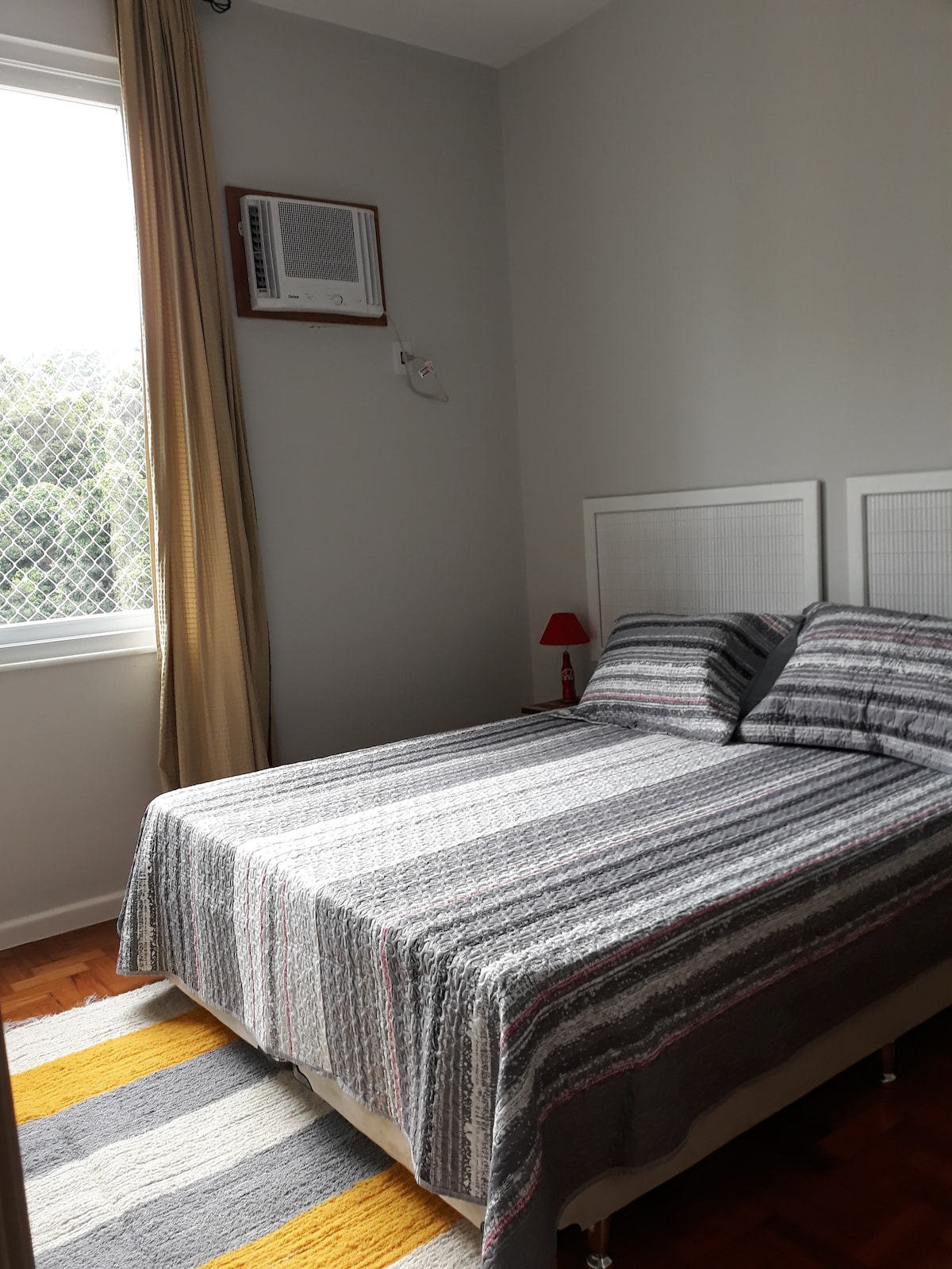 Соба 1 со кревети подготвени за пар.