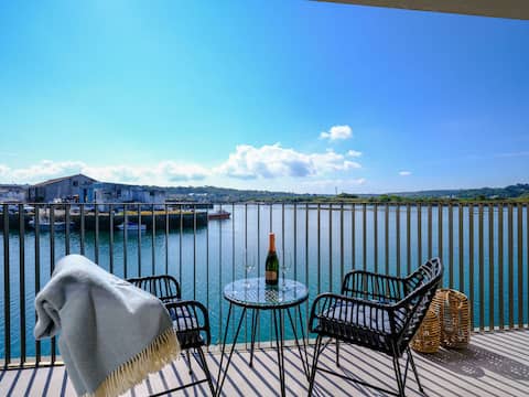 Luxury townhouse in a prime waterside location