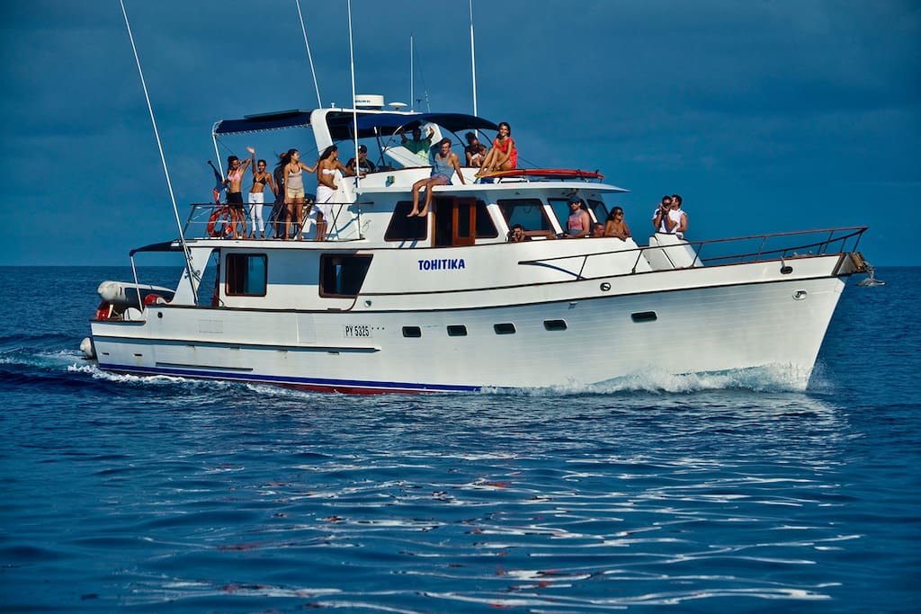 This is the Tohitika, a 58' classic yacht with a capacity of 11 travelers. Voici le Tohitika, un classic yacht de 18m pouvant accueillir jusqu'à 11 voyageurs.