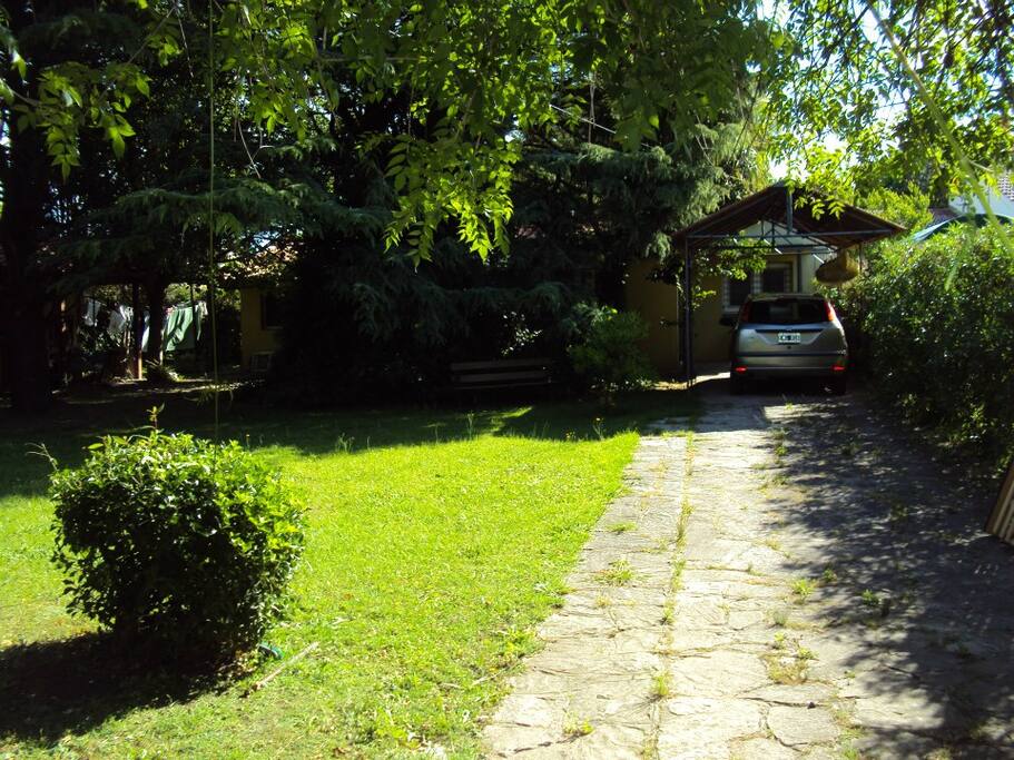 Entrada y cochera