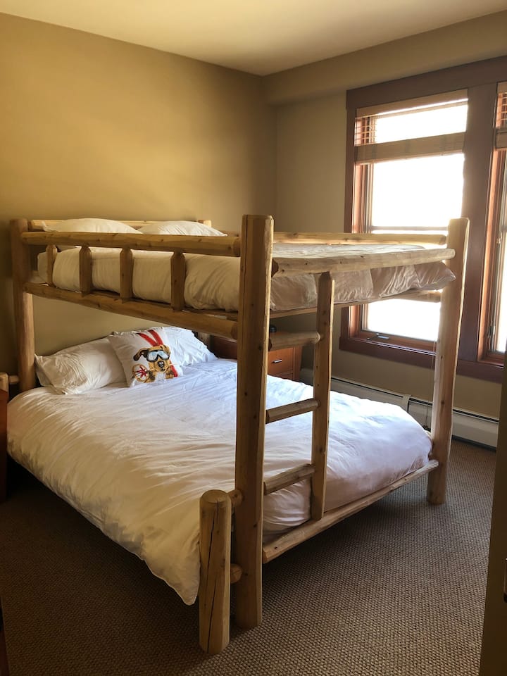 Second bedroom with queen size bunk bed