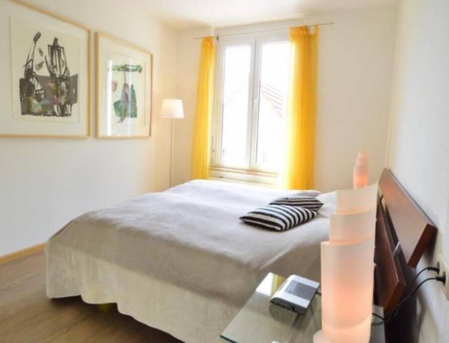 Schlafzimmer mit Doppelbett