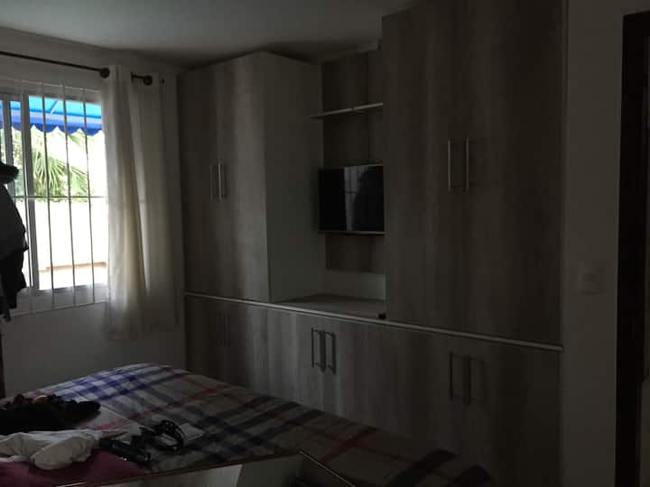 Quarto main com suite e tv