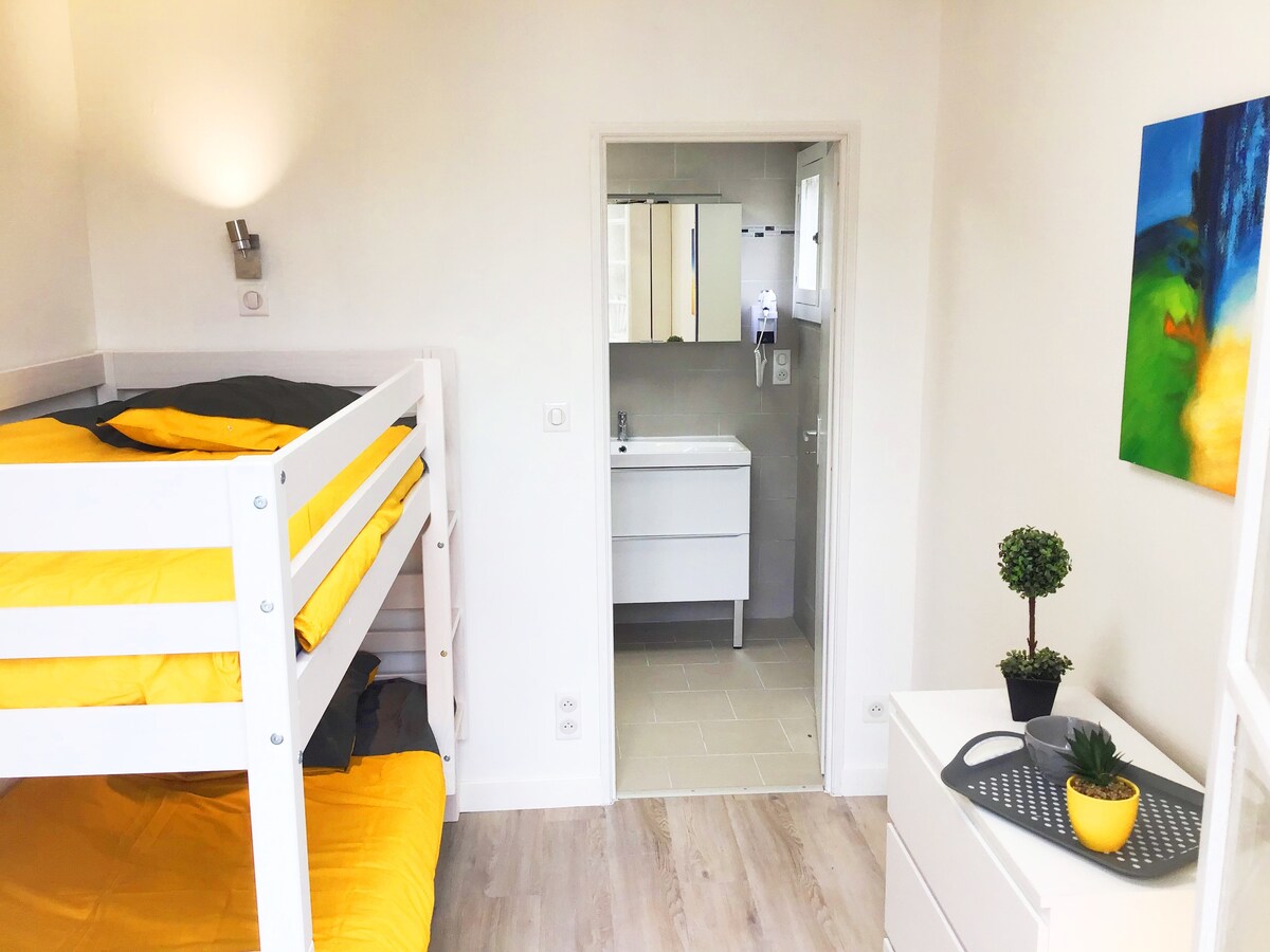 Habitación con 2 literas con aire acondicionado y TV de pantalla plana y wifi gratuito//Room with 2 air-conditioned bunk bunk beds with flat screen TV and free wifi gratuito