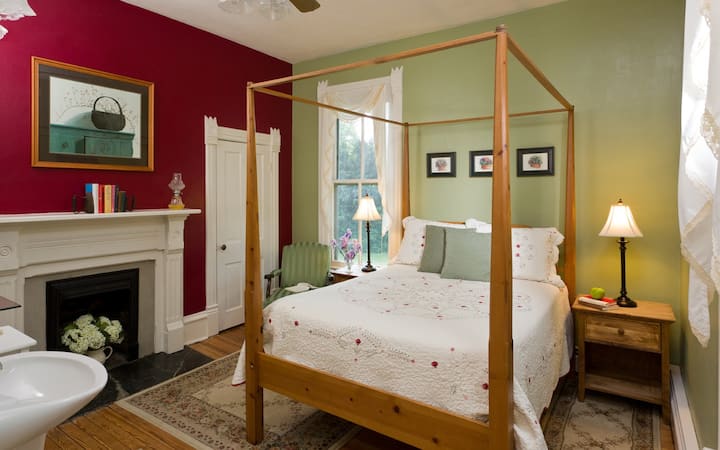 The Shenandoah Room at Afton Mountain Bed & Breakfast - Full-Size Bed