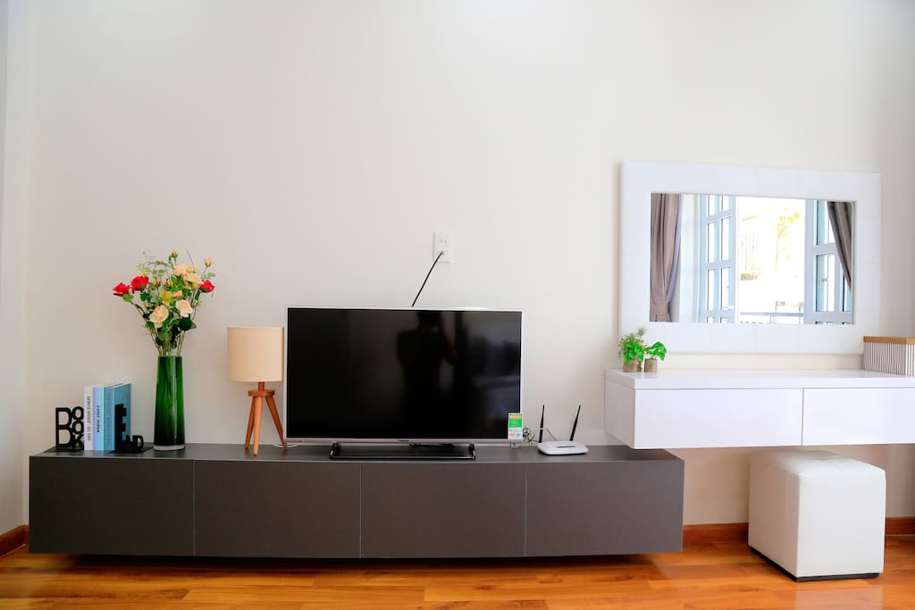 Well-decorate TV corner & make up table. Wide range of TV channels such as Natgeo, Bloomberg, HBO, Starmovies, Foxsport, etc