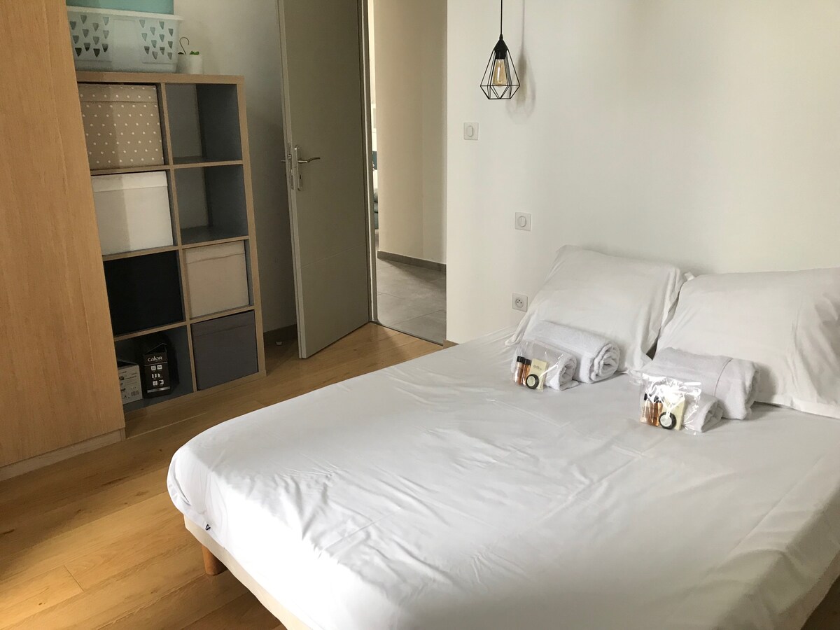 双人床卧室，可俯瞰露台（法式门）