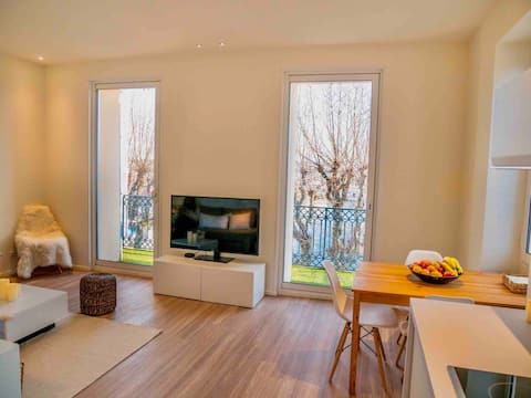 Annonce Airbnb populaire: Designer flat in Golfe-Juan! Sea view à Vallauris