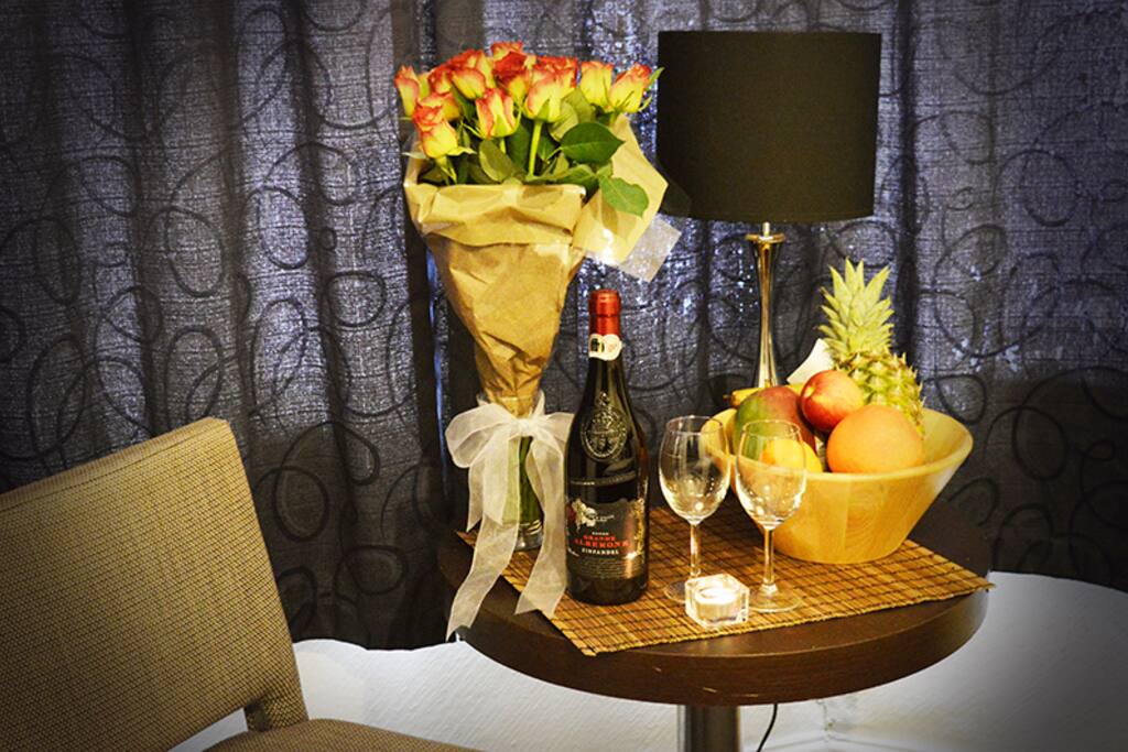 Luxury package on arrival, wine reserva, fruit basket, flowers