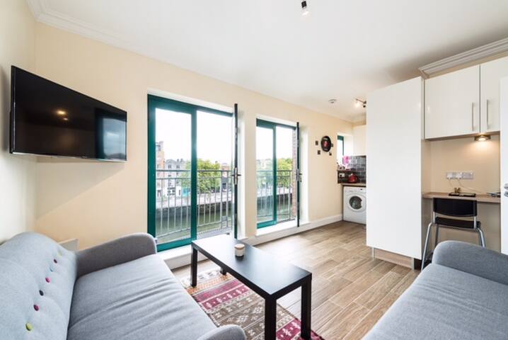Modish condo overlooking River Liffey gallery image 3