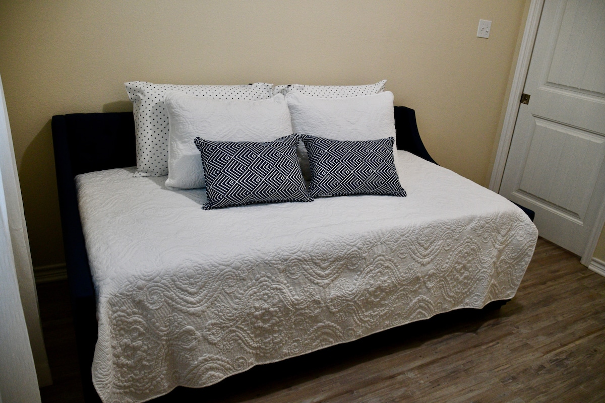 Спалня за гости с две единични легла (дневно легло с трапезария).