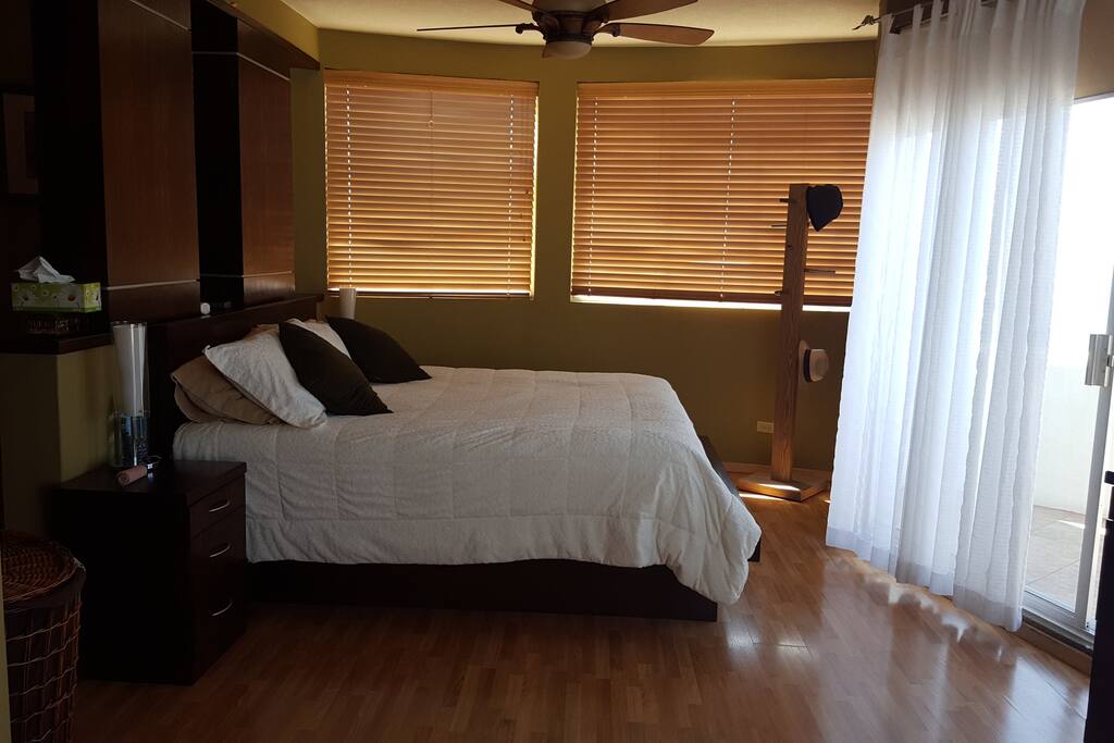 Recamara principal king size en segundo piso, con estancia tv, vestidor y baño completo