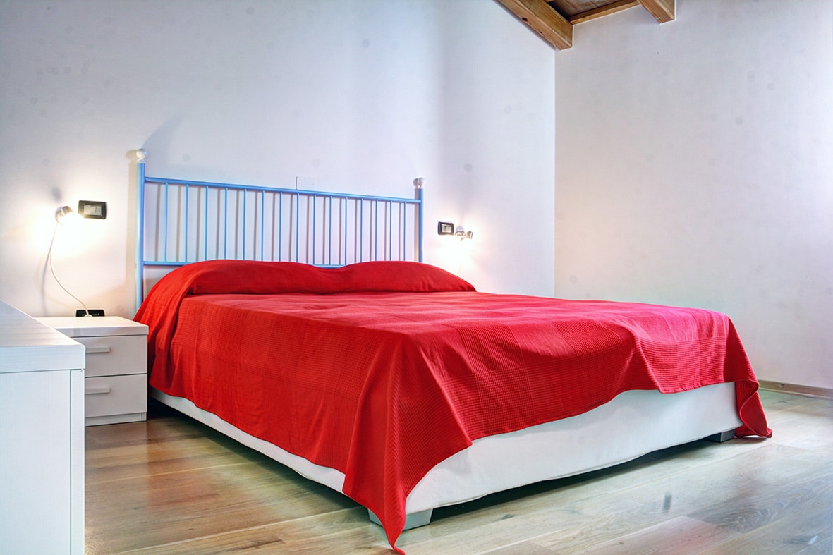 红色房间：双人卧室，床下有床和行李寄存处，衣柜和两个床头柜。 现场提供床单。
红色卧室：床下有双人床和行李寄存处，壁橱和两张床头柜。提供床单。