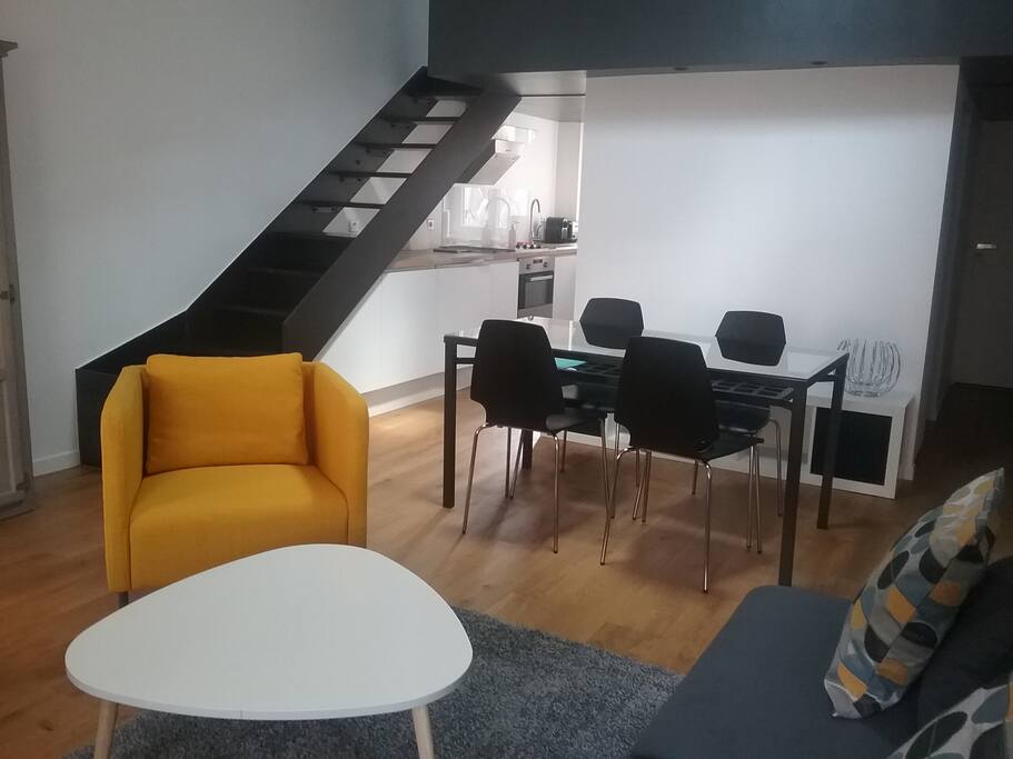 Salon avec accès à la chambre