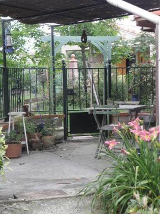 Par beau temps la petite cour vous permets de déjeuner à l'extérieur