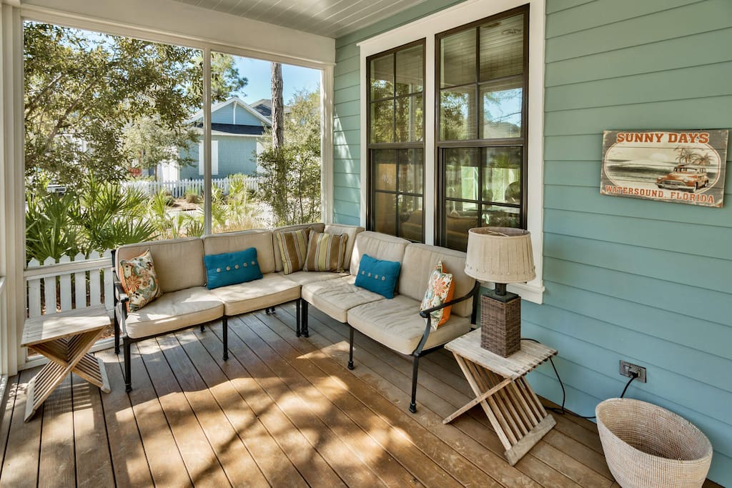 But should the gathering need to spill outside, this spacious, screened-in porch is just the spot.