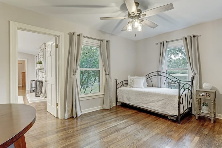 Den - day bed with trundle (2 twin size beds)