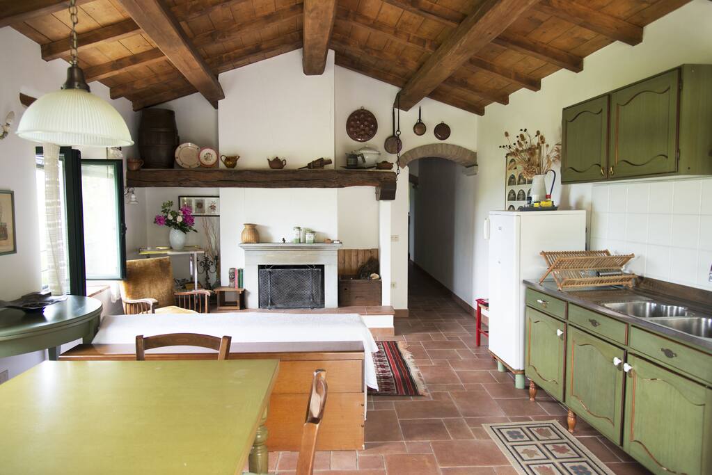 Il salotto con caminetto - dining room