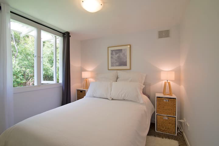 Compact garden studio minutes walk to Bangalow