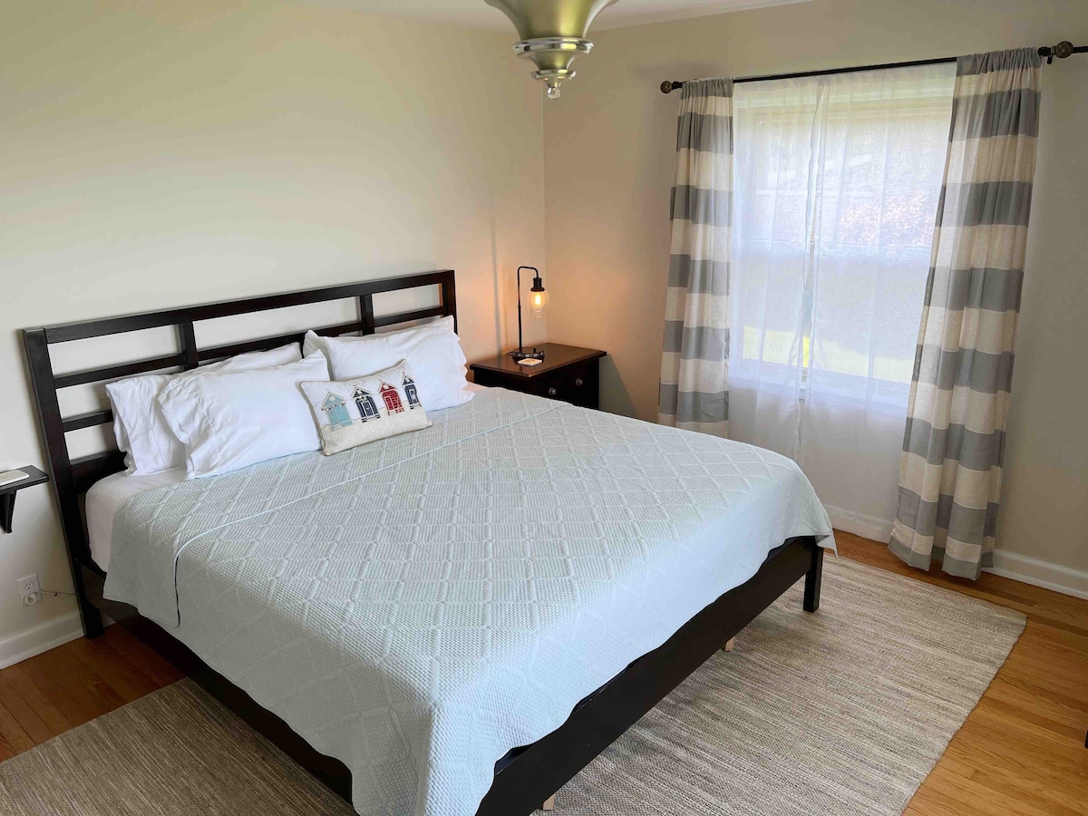 3. Брачна спална соба со поглед на езеро