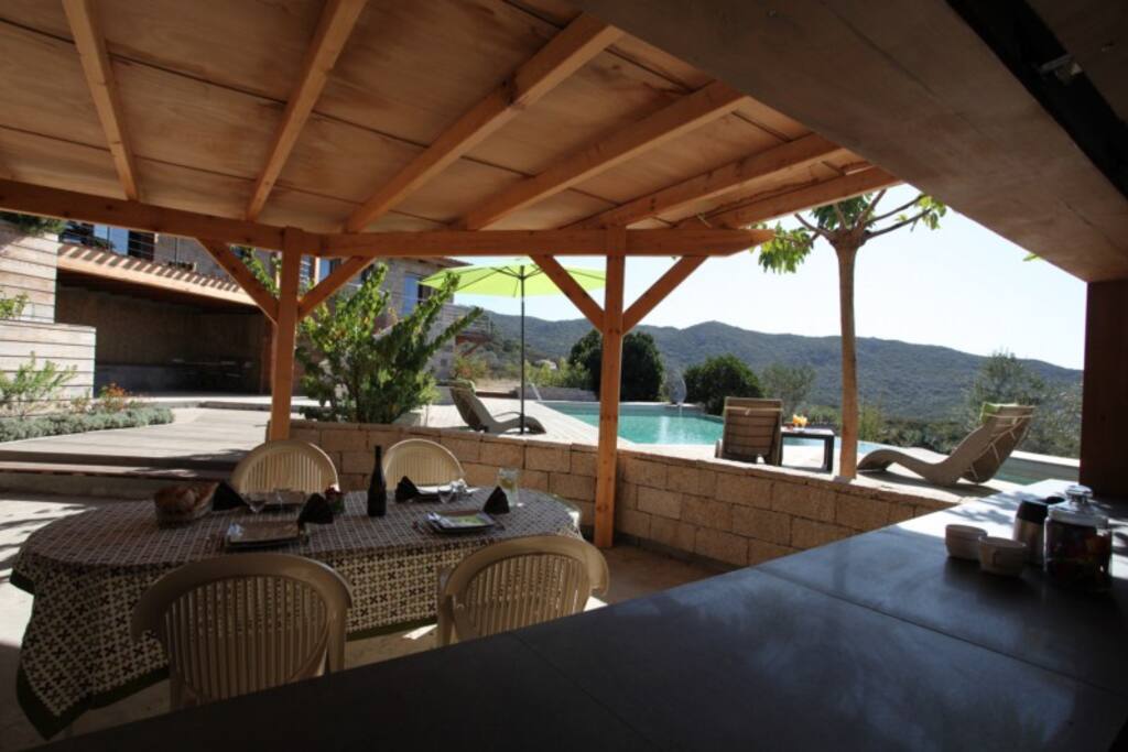 Pour vos repas près de la piscine, la villa dispose d'une cuisine d'été tout équipée