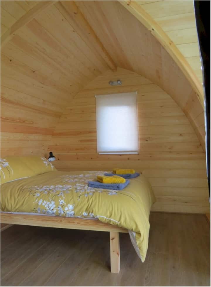 Krevet s dovoljno prostora za izlazak s obje strane bračnog kreveta.