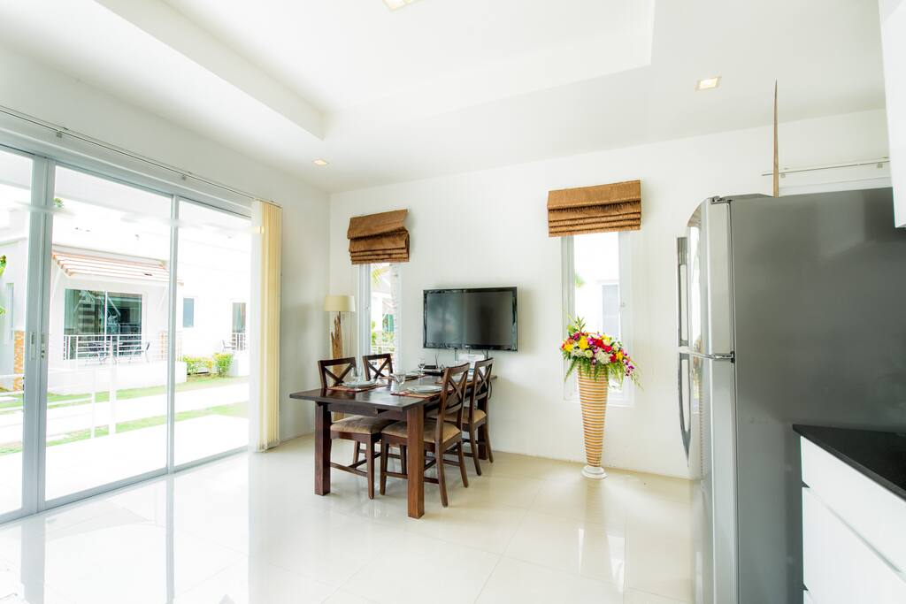 Living room with view to the terrace.
