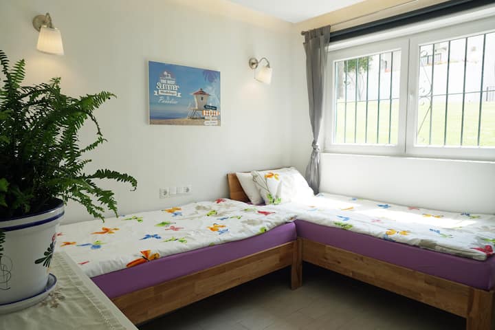 Втора спална соба со 2 единечни кревета, телевизор, клима уред и голема гардероба