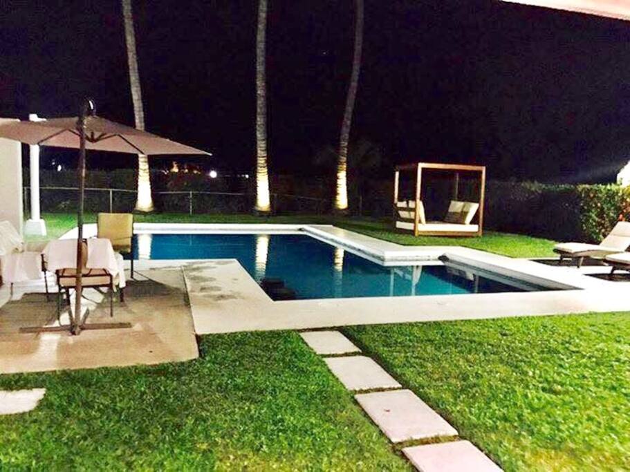 Área de alberca, cuenta con terraza camastros, asador