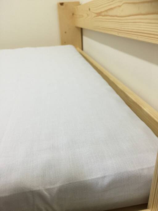 乾淨保潔墊及白色床套 (漂白洗淨)