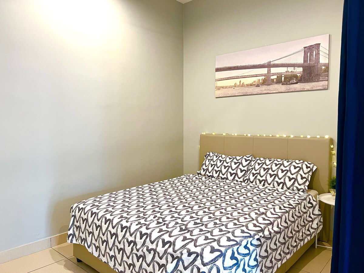 Dhomë2 me 1 krevat dopio "Queen"
Dizajn modern me koncept të hapur 
(me perde të verbër për privatësinë e gjumit, pa derë)