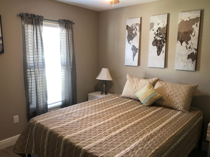 ห้องนอนที่ 2 พร้อมเตียงควีนไซส์และตู้เสื้อผ้า