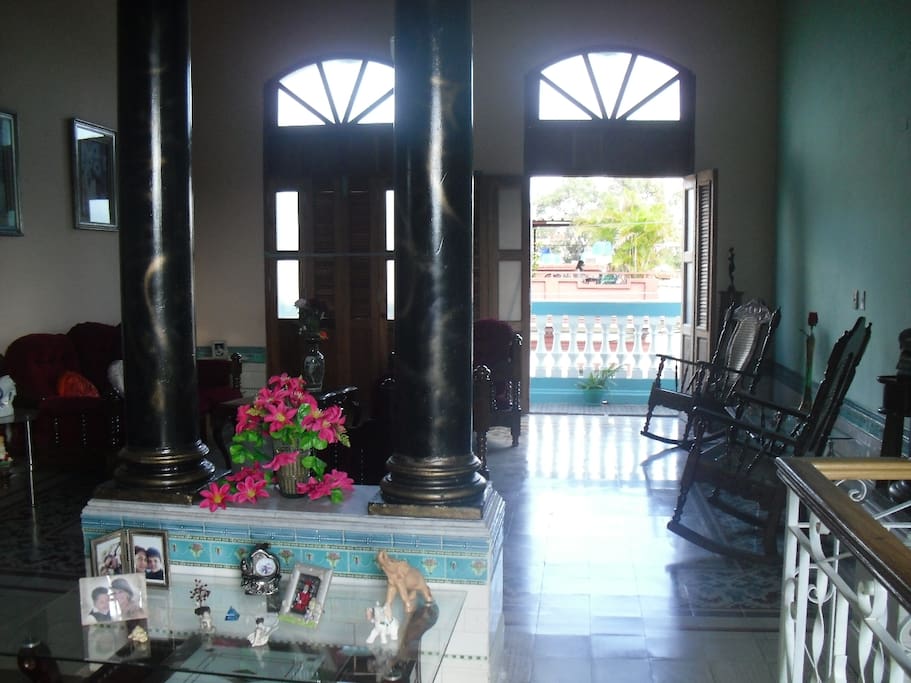 Vista amplia de la sala, saleta y balcón / Wide view of the room, parlor and balcony