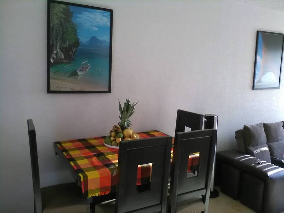 El comedor y a un lado el sofá para reposar.