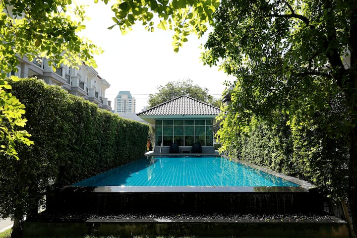 3BR (200sqm.) + guest pool and close to BTS/MRT!