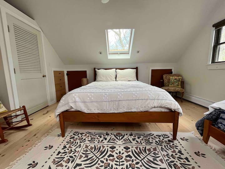 2号卧室配有标准双人床和单人床