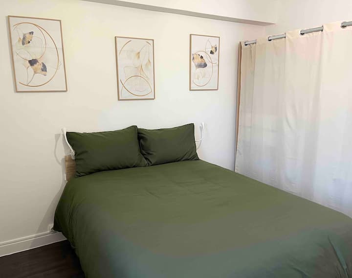 Les chambres sont très cosy. Elles sont équipées d’un lit double (140 x 190 cm) au matelas bien épais.