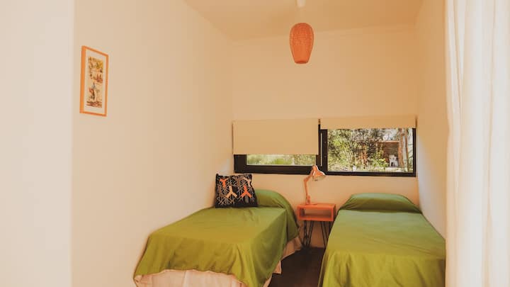 Spálňa penziónu s dvoma samostatnými lôžkami a šatníkom.