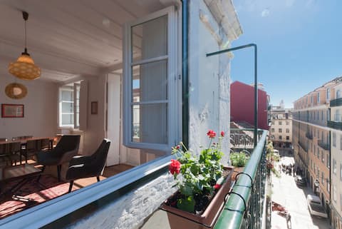 Sunny Balcony - Heart of Baixa