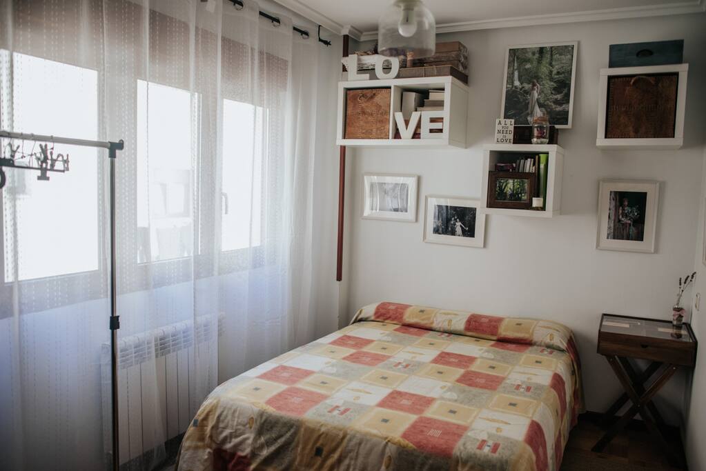 Dormitorio con cama de matrimonio