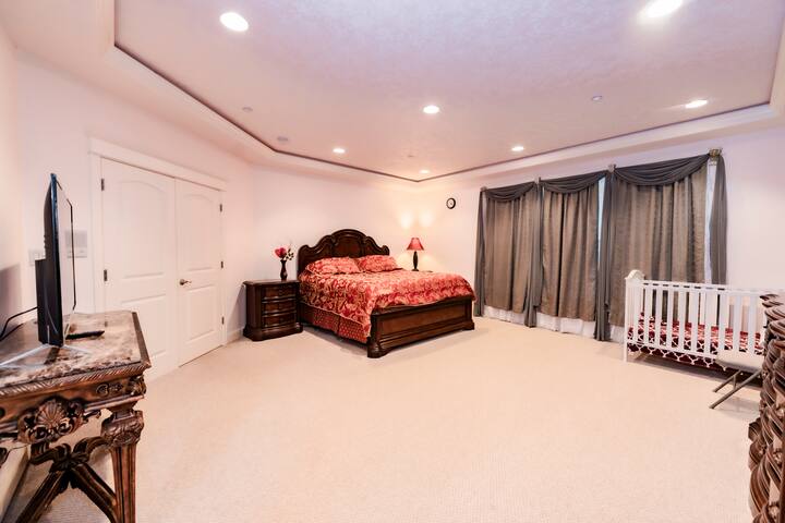 Huge Luxury Home with huge Deck near Powell Butte gallery image 3